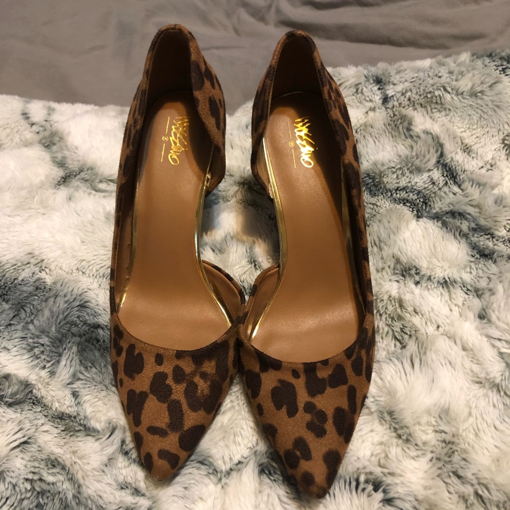 Leopard pointy toe pumps